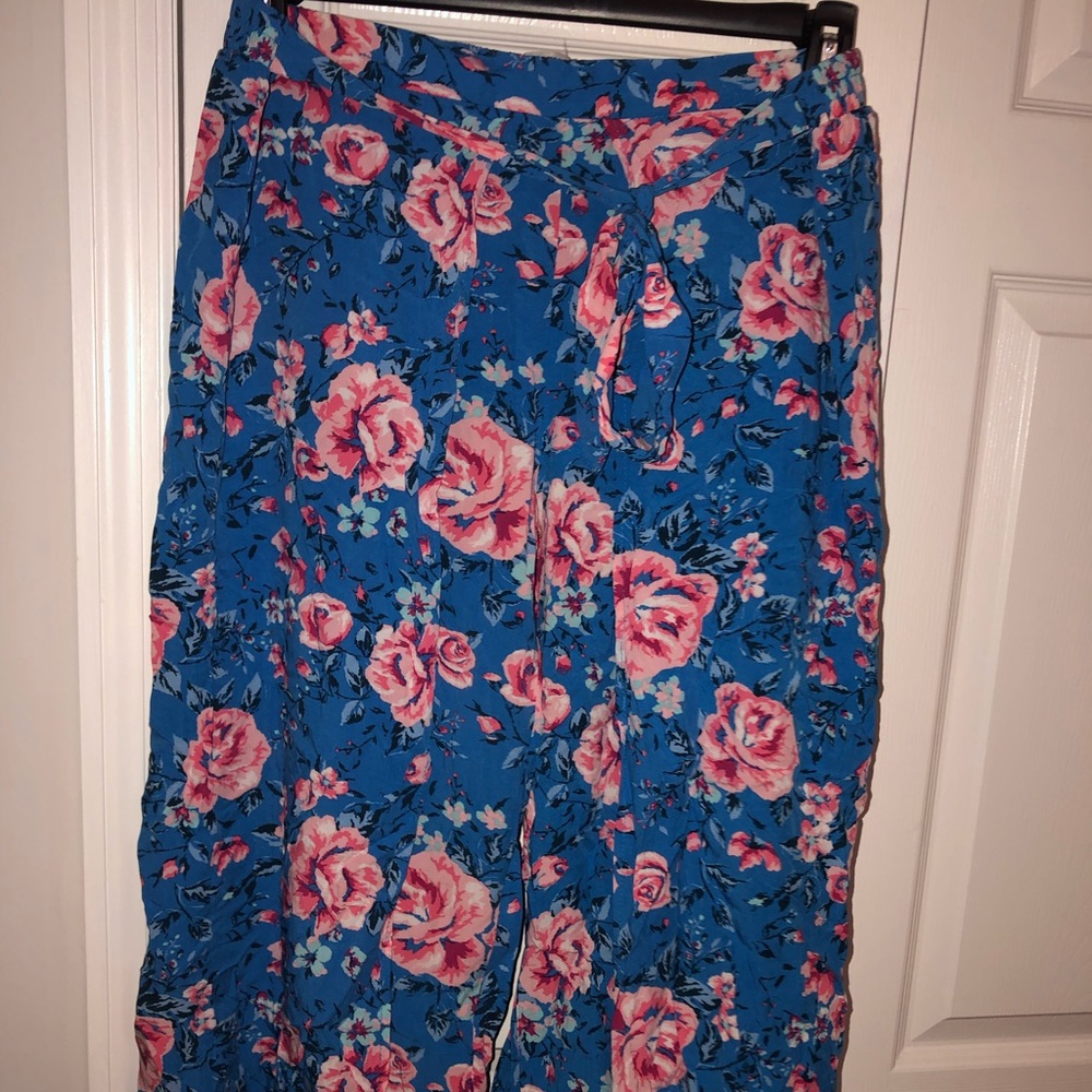 Flowy Floral Capris‼️BOGO‼️